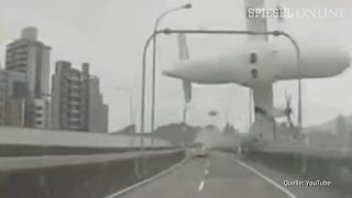 Taiwan Autofahrer filmt Flugzeugabsturz  DER SPIEGEL [upl. by Deacon]