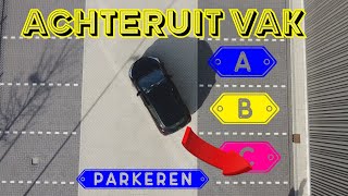 ACHTERUIT INPARKEREN IN EEN VAK [upl. by Eve629]