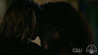 The Originals 4x07 Freya and Keelin kiss [upl. by Meill497]