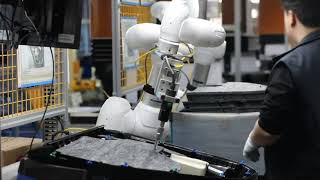 Doosan Collaborative Robot Performing an ultrasonic welding application [upl. by Neirual]