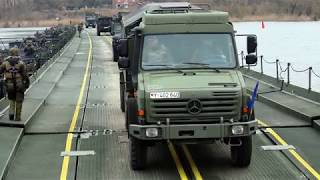 Pontonbrückenbau Bundeswehr u Niederdländische Army in Artlenburg [upl. by Yearwood]