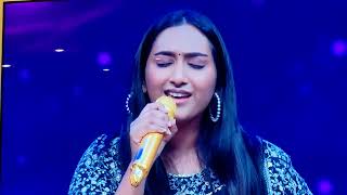 Vintunnava  Shreya Ghoshal Live [upl. by Rew]