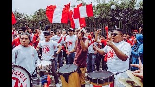 BARRA PERUANA LA HINCHADA MÁS GRANDE DEL MUNDO ¡Arriba Perú [upl. by Aret]